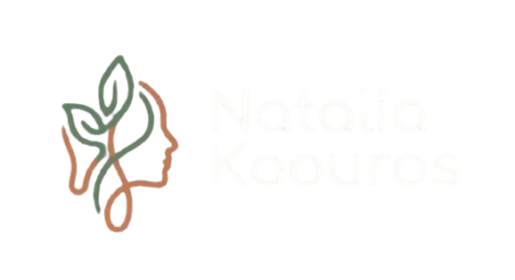Logotipo de Natalia Kaouros, que presenta un diseño estilizado de una cara con hojas, simbolizando conexión con la naturaleza y bienestar.